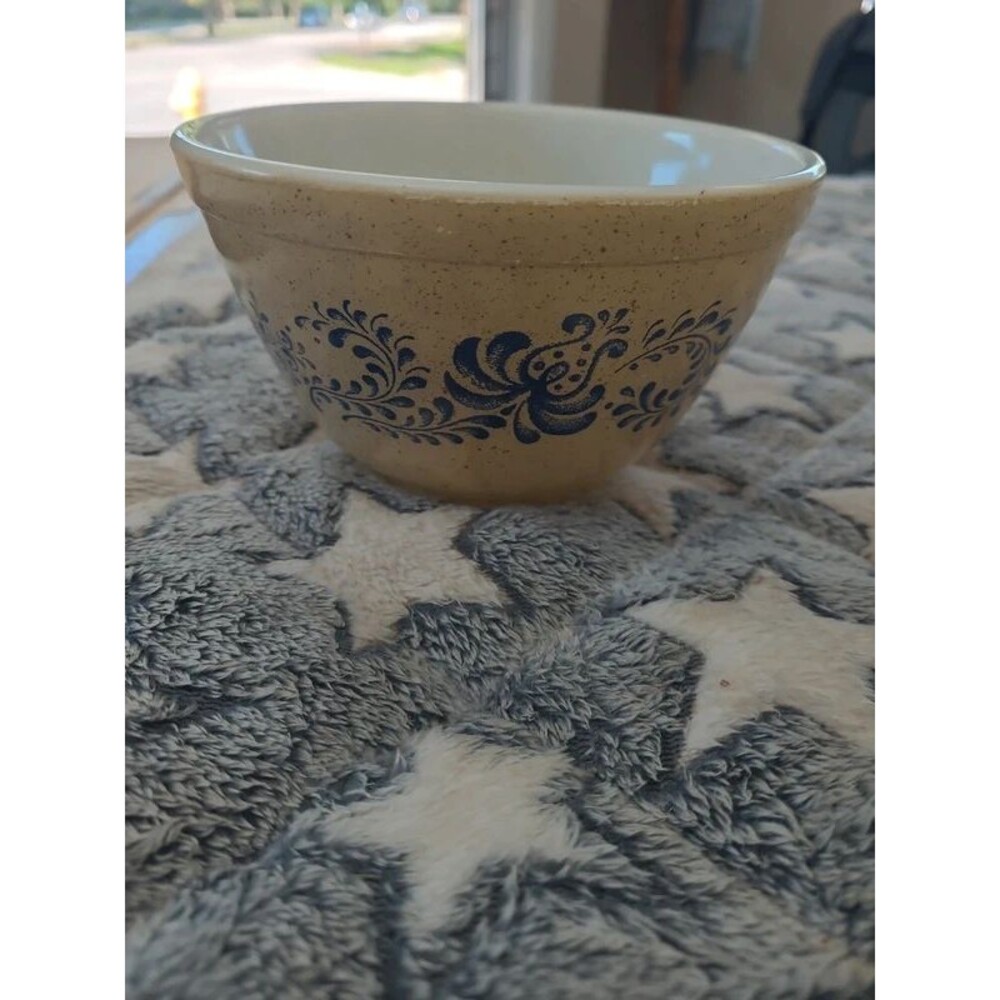 Pyrex 1 1/2 pint Mixing Bowl Homestead